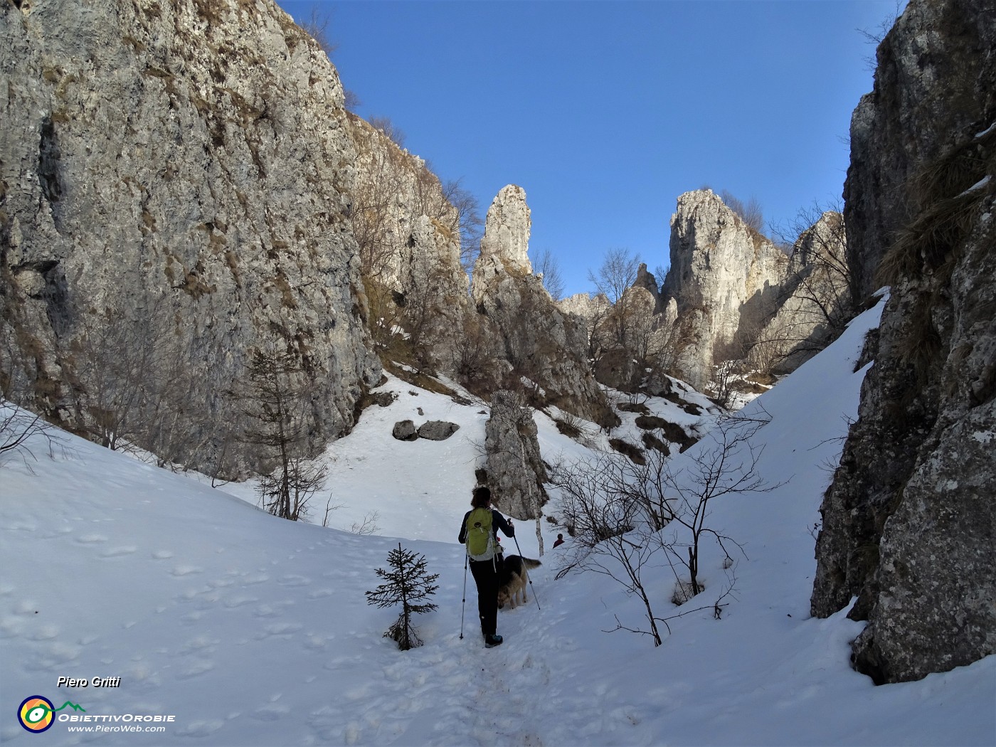 02 Sulle nevi del 'labirinto' , valloncello tra ghiaoni e torrioni della Cornagera .JPG